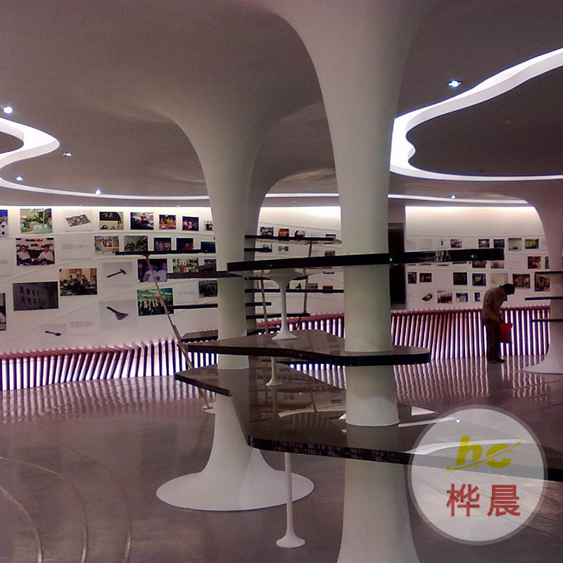 戶外玻璃鋼卡通人物雕塑定制商業(yè)街美陳裝飾卡通公仔大型落地?cái)[件