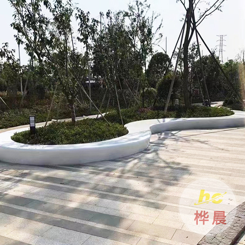 玻璃鋼環(huán)形座椅商場(chǎng)休閑椅戶外創(chuàng)意木紋防腐木樹池長(zhǎng)條坐凳廠家
